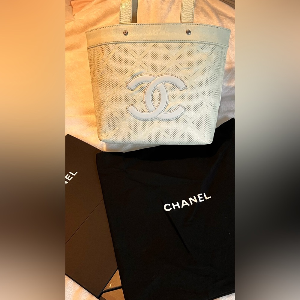 Chanel Cream Tote Bag with Textured Canvas and Iconic CC Logo - Picture 2 of 16